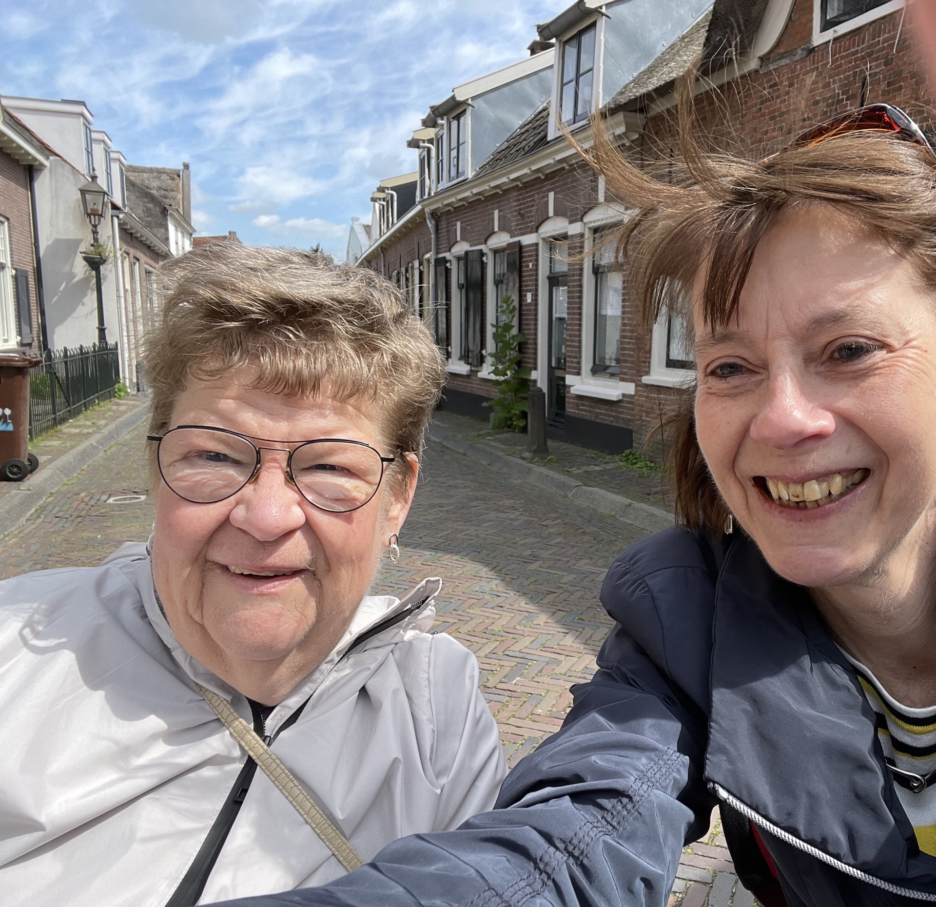 Anneke en Erika op de duofiets