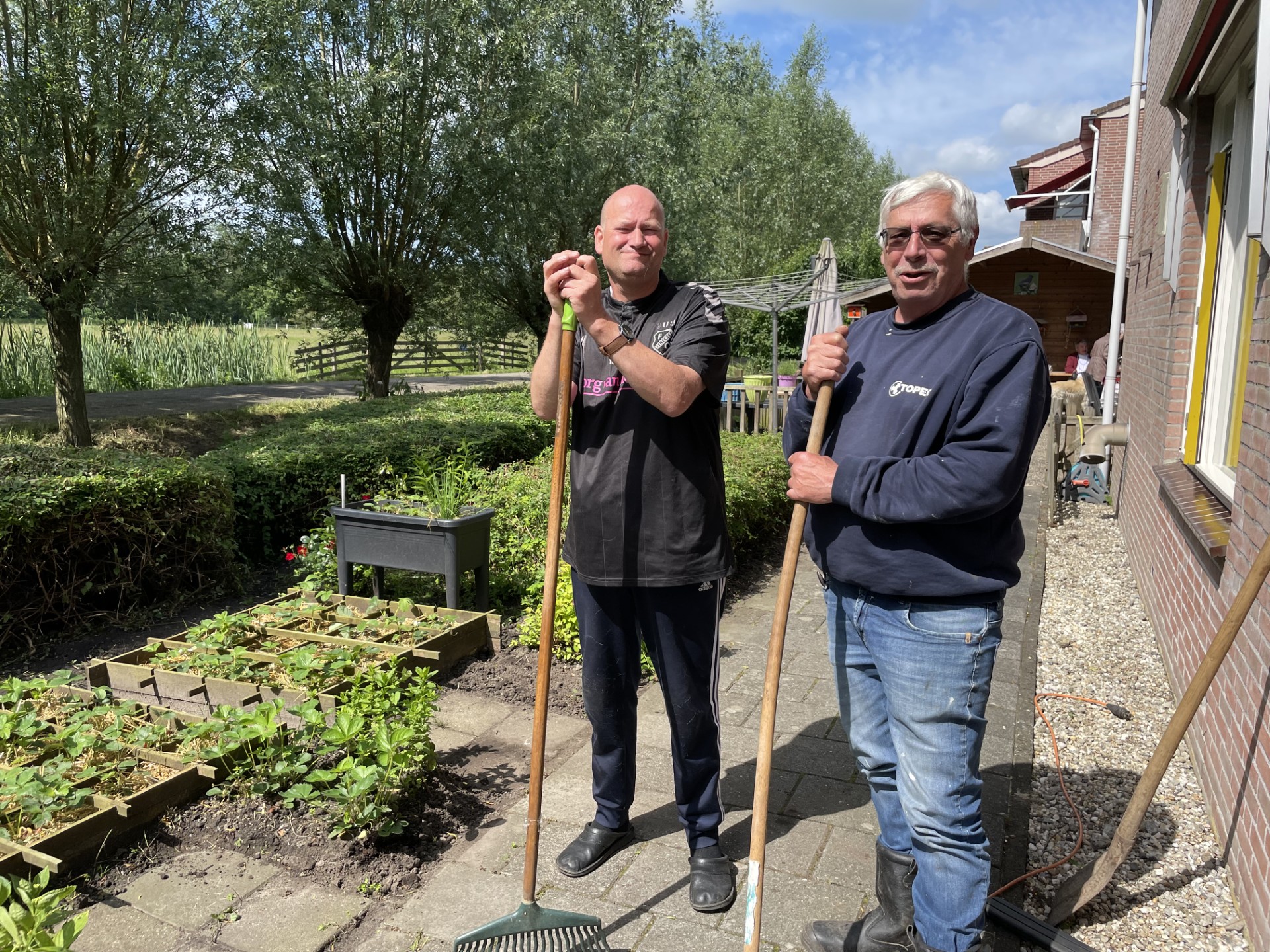 Fred en Koos in de tuin